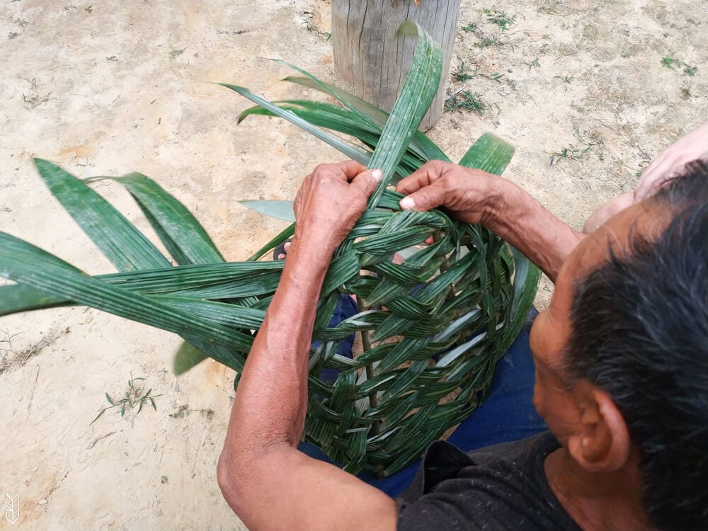 fabriquer un sac à dos en feuilles de palmiers